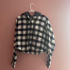 American Eagle black and white cropped flannel